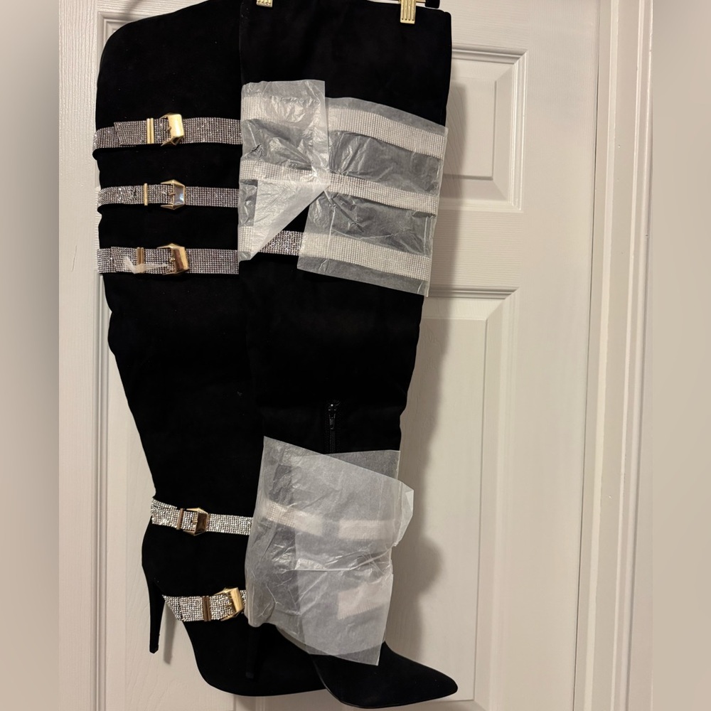 Elegant Black Stiletto Boots with Gold Accents - Picture 5 of 10
